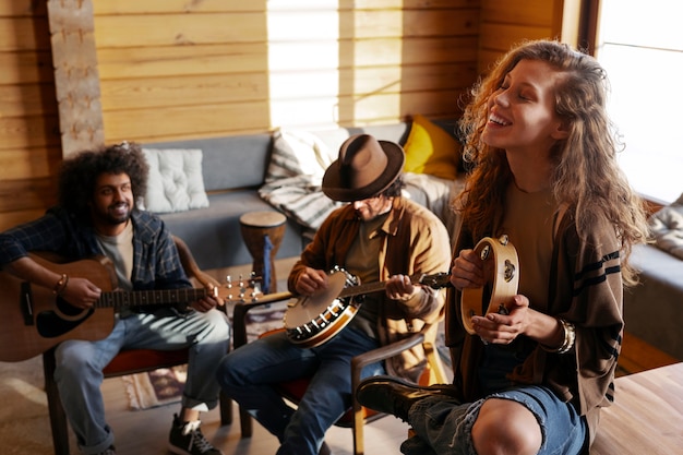 Photo gratuite des gens avec des angles élevés qui font de la musique.