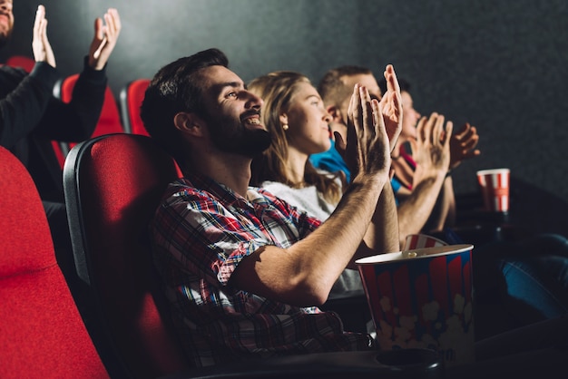 Photo gratuite les gens applaudissent au cinéma