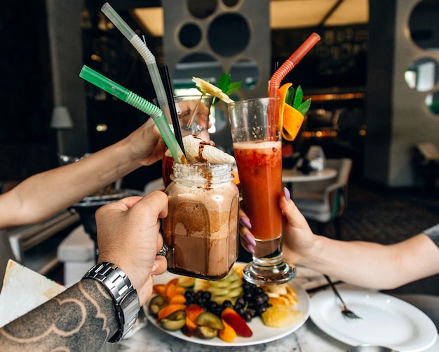 Les gens applaudissent avec divers cocktails