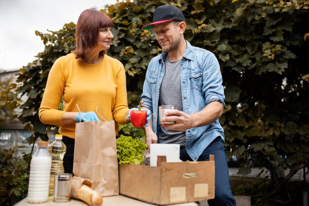 Les gens apportent des fournitures aux voisins