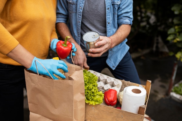 Les Gens Apportent Des Fournitures Aux Voisins