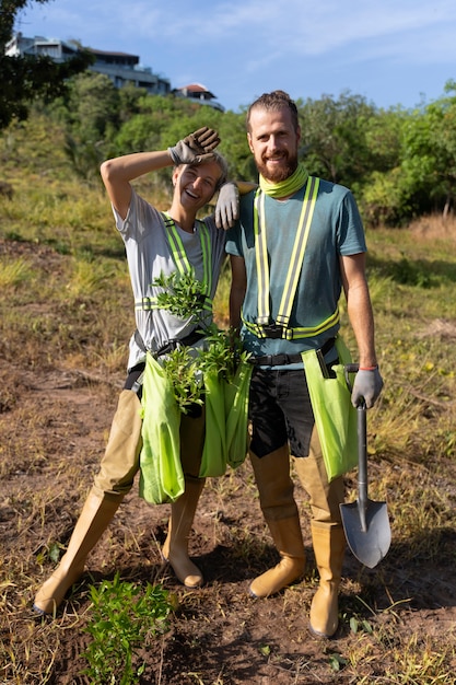 Les gens après avoir planté un arbre à la campagne