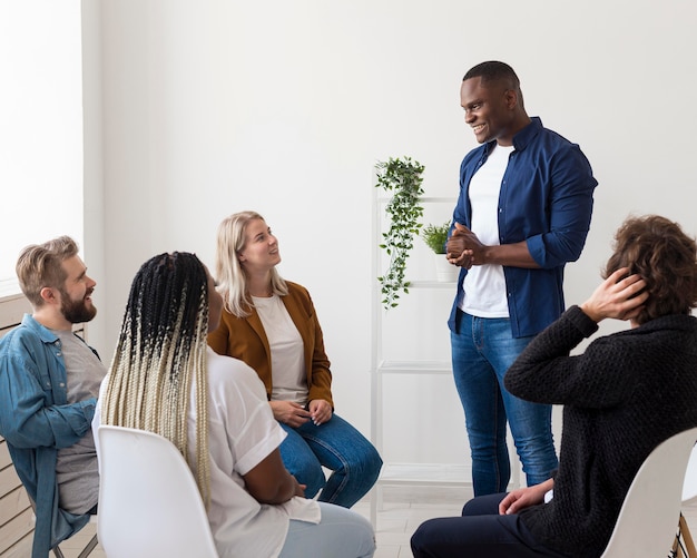 Des gens assis sur une chaise à l'intérieur