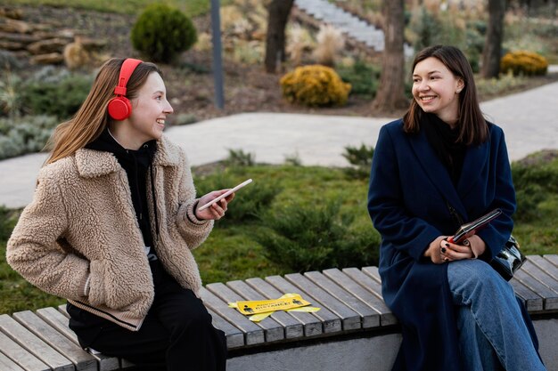 Des gens assis à distance sur un banc