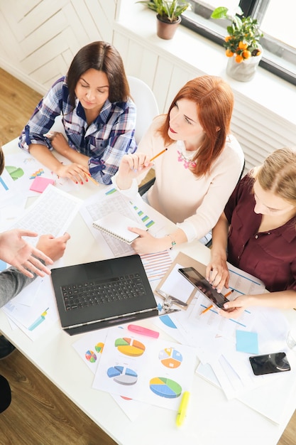 Photo gratuite les gens au bureau