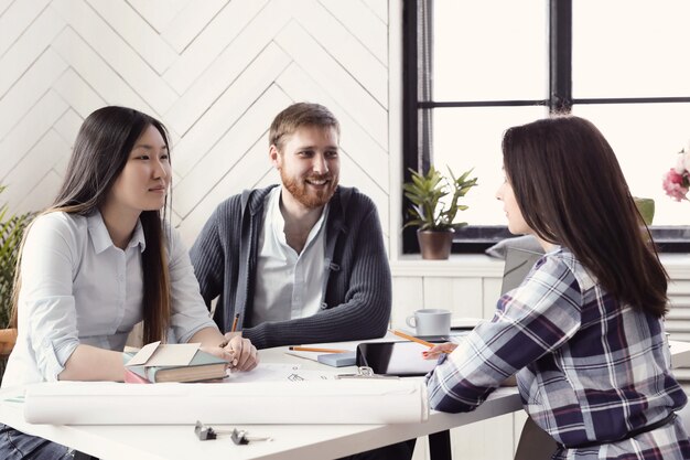 Des gens au travail