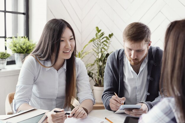 Des gens au travail