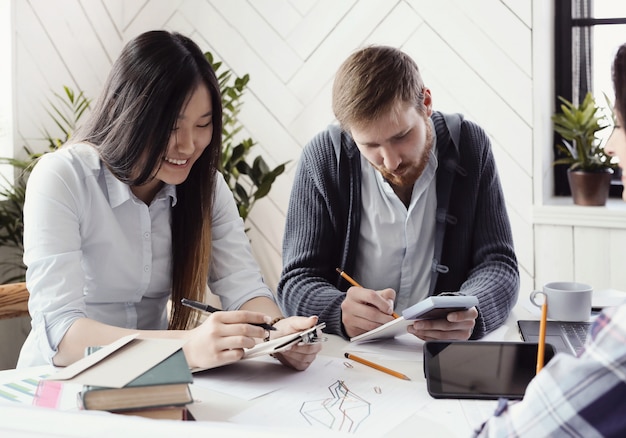 Des gens au travail