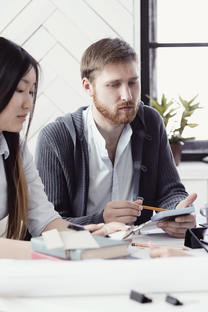 Des gens au travail