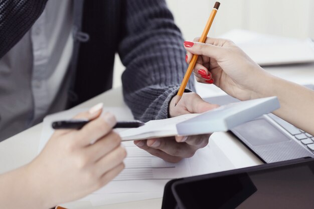 Des gens au travail