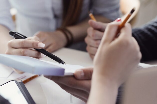 Des gens au travail