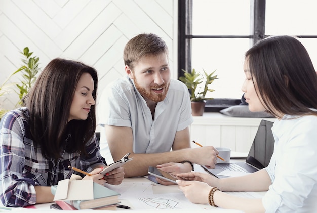 Des gens au travail