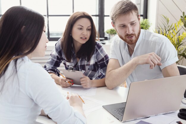 Des gens au travail