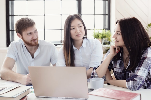 Des gens au travail