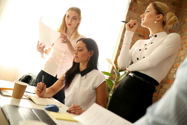 Photo gratuite des gens au travail