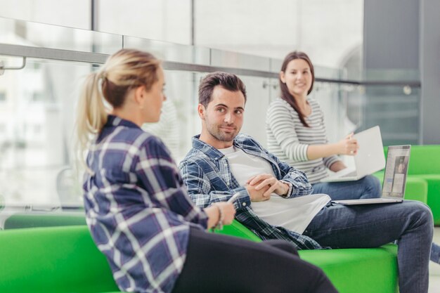 Les gens ayant bavarder au bureau