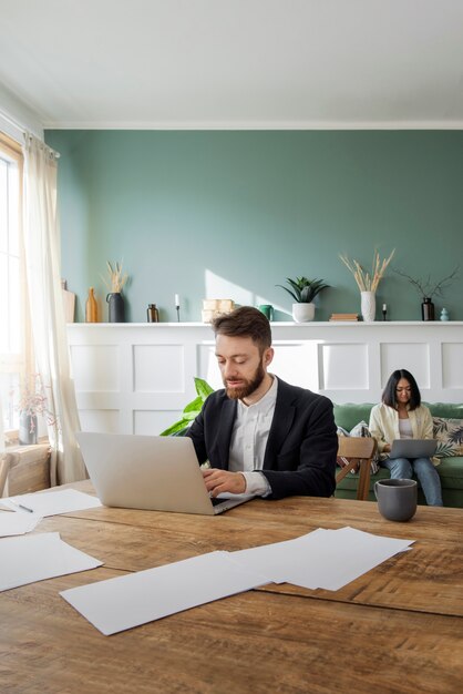 Les gens ayant un débat tout en regardant par-dessus l'ordinateur