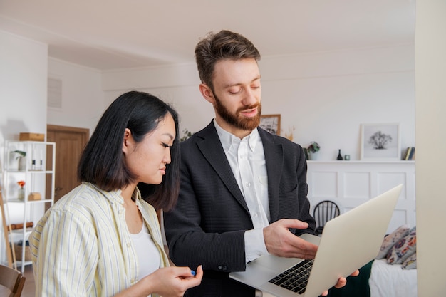 Les Gens Ayant Un Débat Tout En Regardant Par-dessus L'ordinateur