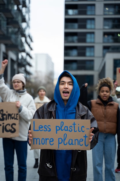 Les gens ayant une manifestation pour la journée mondiale de l'environnement