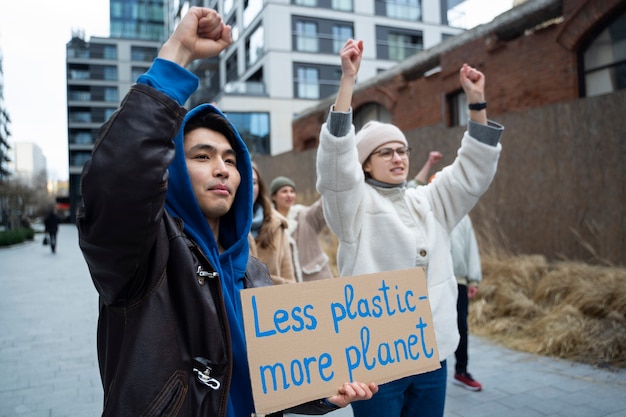 Photo gratuite les gens ayant une manifestation pour la journée mondiale de l'environnement