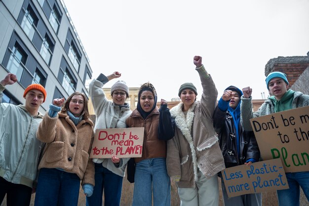 Les gens ayant une manifestation pour la journée mondiale de l'environnement