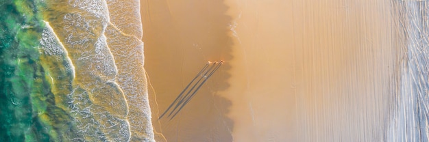 Gens sur une bannière de plage de sable blanc