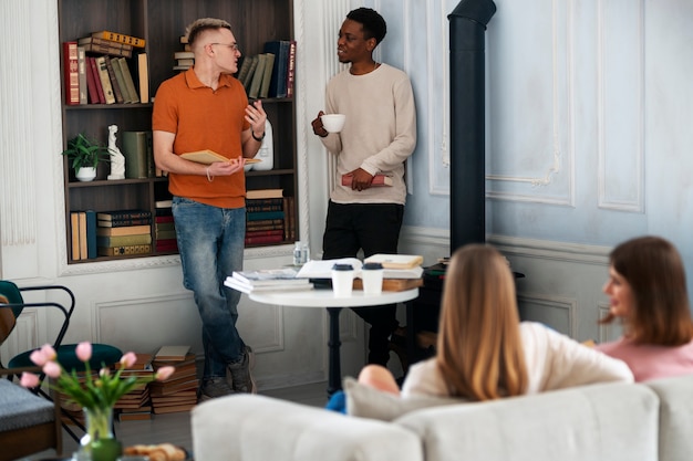 Les gens de la bibliothèque ou du club de lecture apprennent des livres