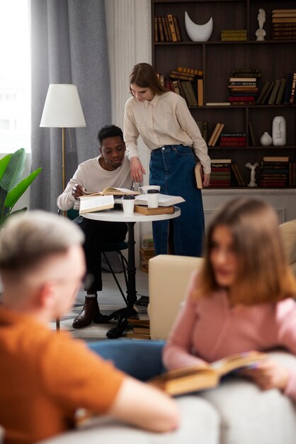 Les gens à la bibliothèque lisant des livres