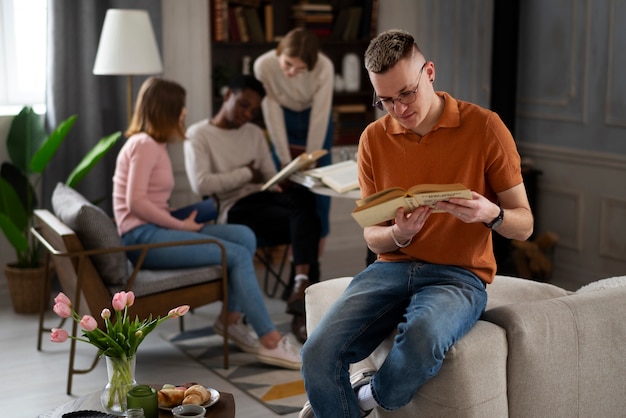 Photo gratuite les gens à la bibliothèque lisant des livres