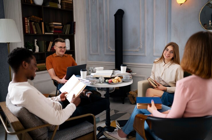 Photo gratuit les gens à la bibliothèque lisent et apprennent des livres