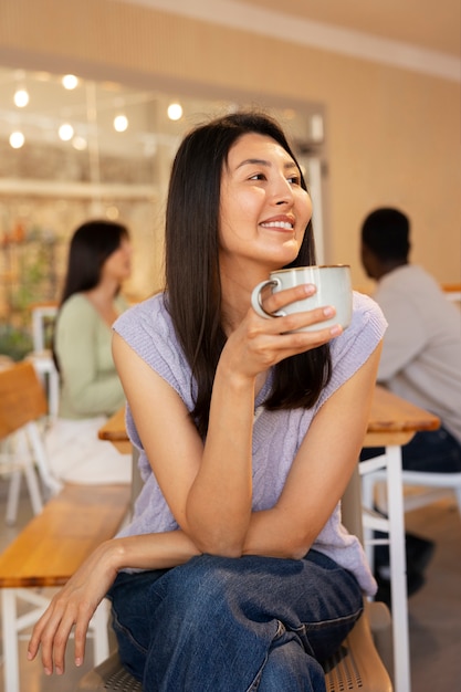 Photo gratuite les gens boivent du café dans une cafétéria spacieuse