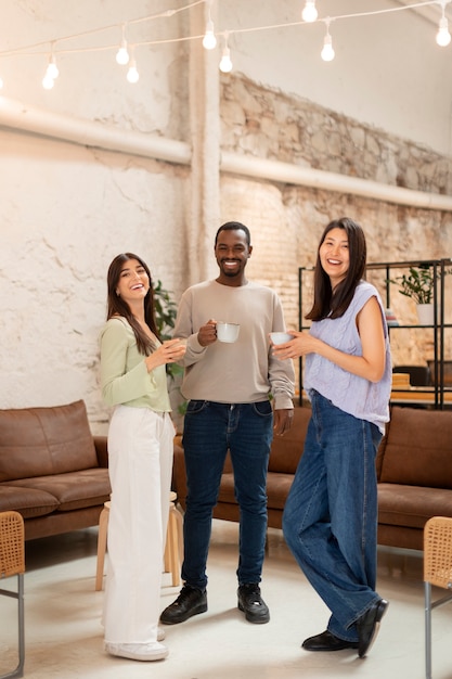 Photo gratuite les gens boivent du café dans une cafétéria spacieuse