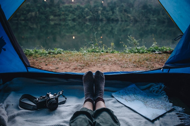 Les gens campant au bord de la rivière