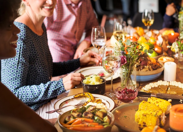 Photo gratuite les gens célèbrent le jour de thanksgiving