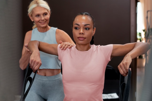 Les gens en classe réformateur Pilates exerçant leur corps