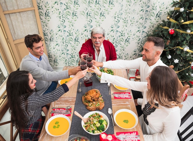 Gens, cliquetant lunettes, à, table noël