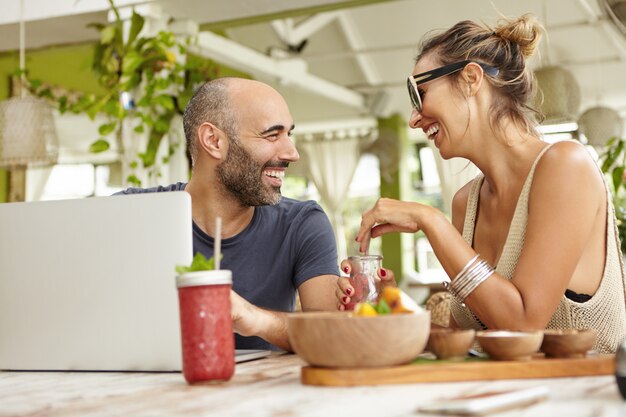 Les gens, la communication, la technologie et les loisirs.