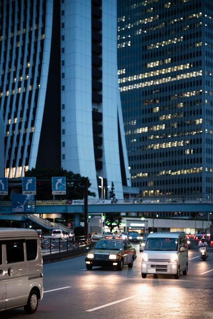 Les gens conduisent des voitures dans la rue de la ville