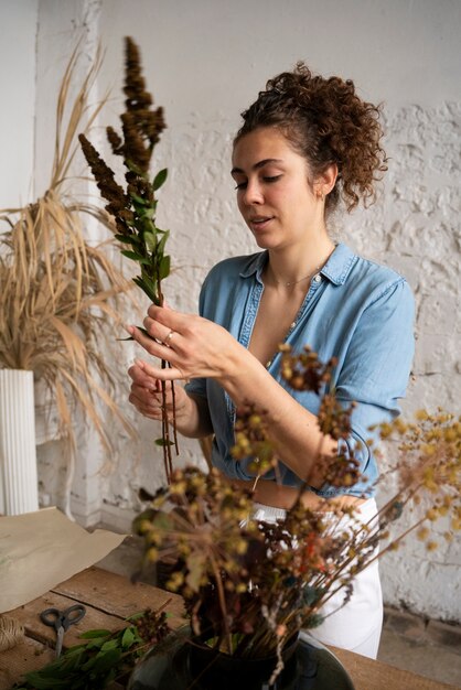 Photo gratuite les gens construisent leur propre arrangement séché