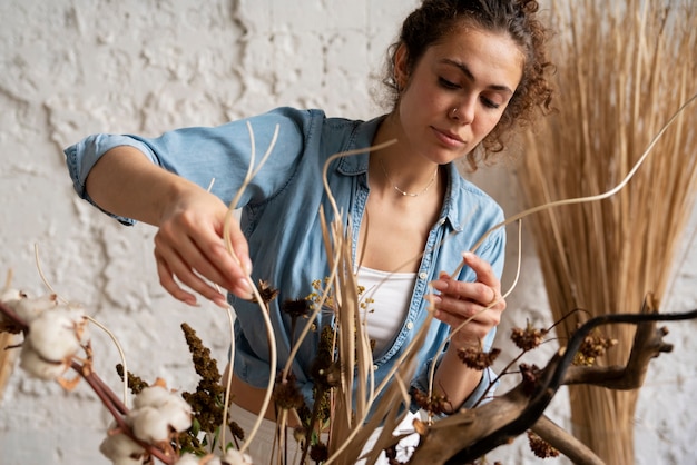 Photo gratuite les gens construisent leur propre arrangement séché