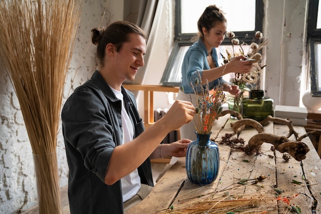 Photo gratuite les gens construisent leur propre arrangement séché