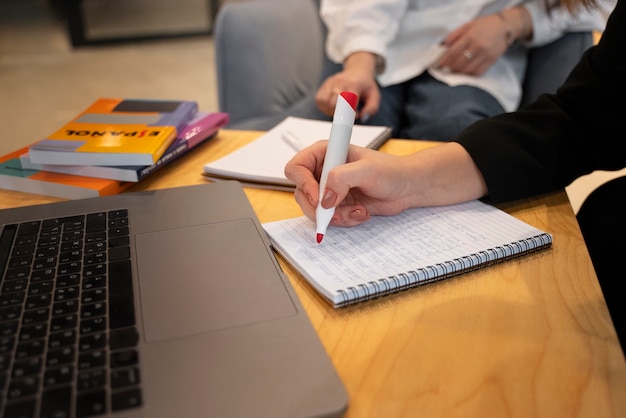 Les gens corrigent la vue latérale des erreurs de grammaire