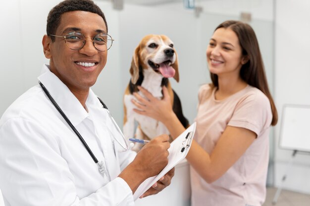 Gens de coup moyen avec un chien mignon