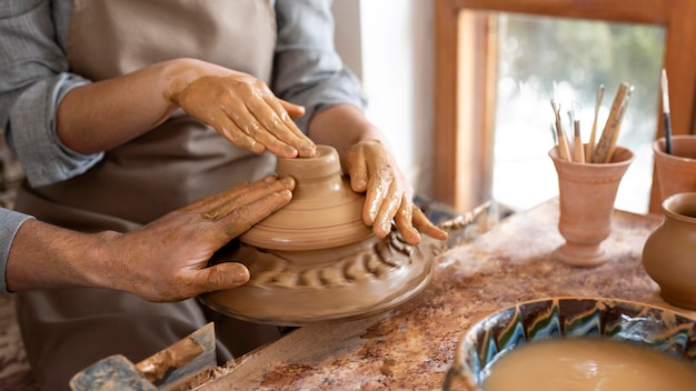 Gens créatifs travaillant dans un atelier de poterie