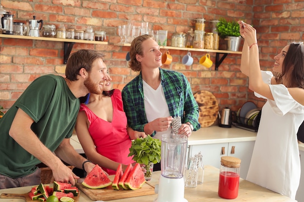 Les gens à la cuisine