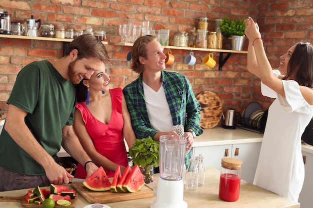 Photo gratuite les gens à la cuisine