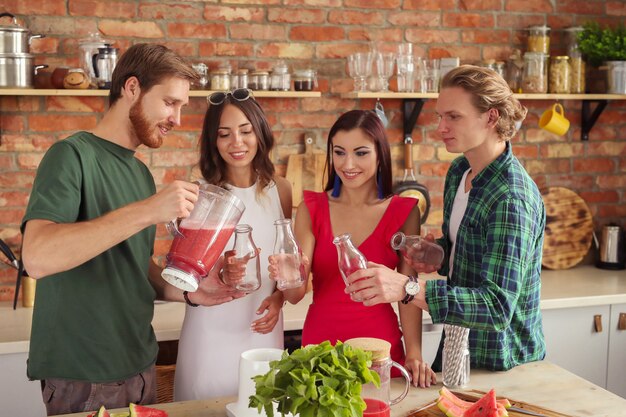 Les gens à la cuisine