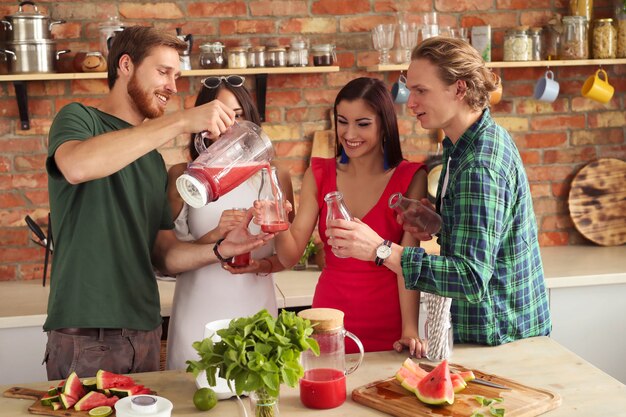 Les gens à la cuisine