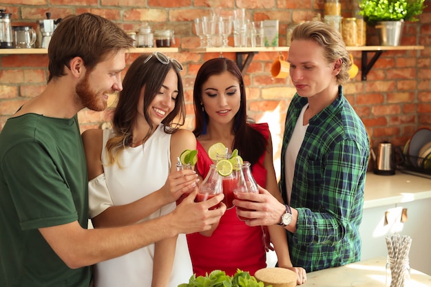 Les gens à la cuisine