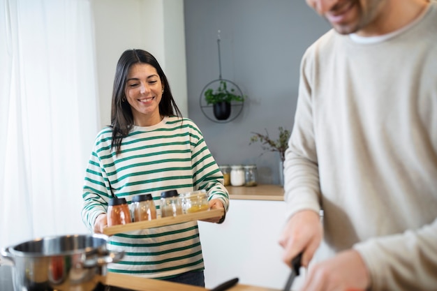 Photo gratuite les gens cuisinent et apprécient la nourriture